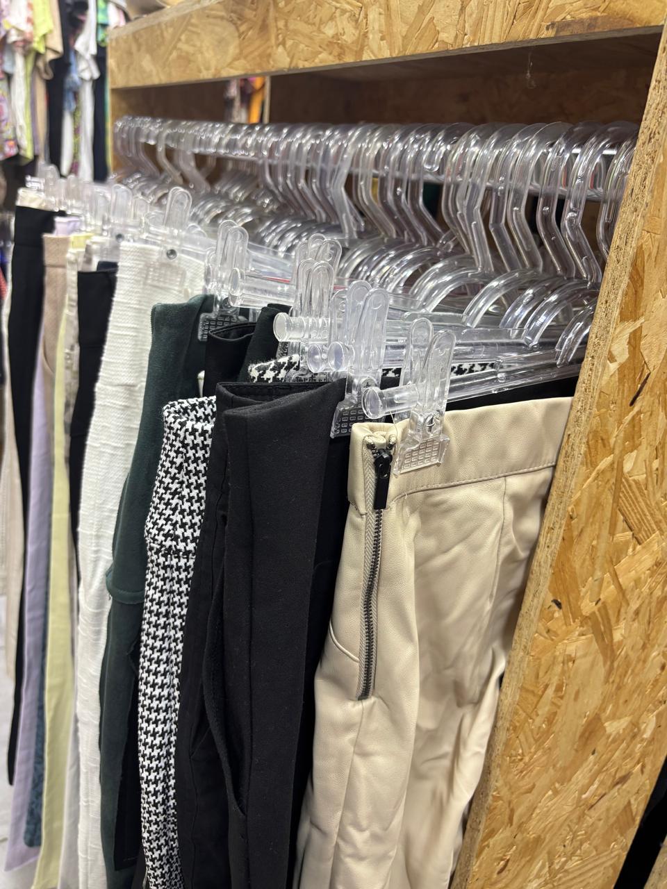 Interior de uma loja Vénara com araras de peças selecionadas