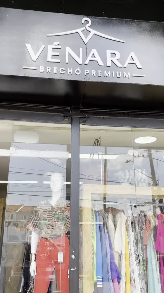 Fachada da Vénara Penha na R. Erasmo Braga, 58 — toldo escuro com o logo Vénara Brechó Premium e vitrine iluminada