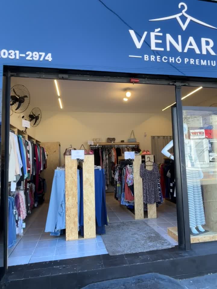 Fachada da Vénara São Miguel na Av. Nordestina, 23, com vitrine montada